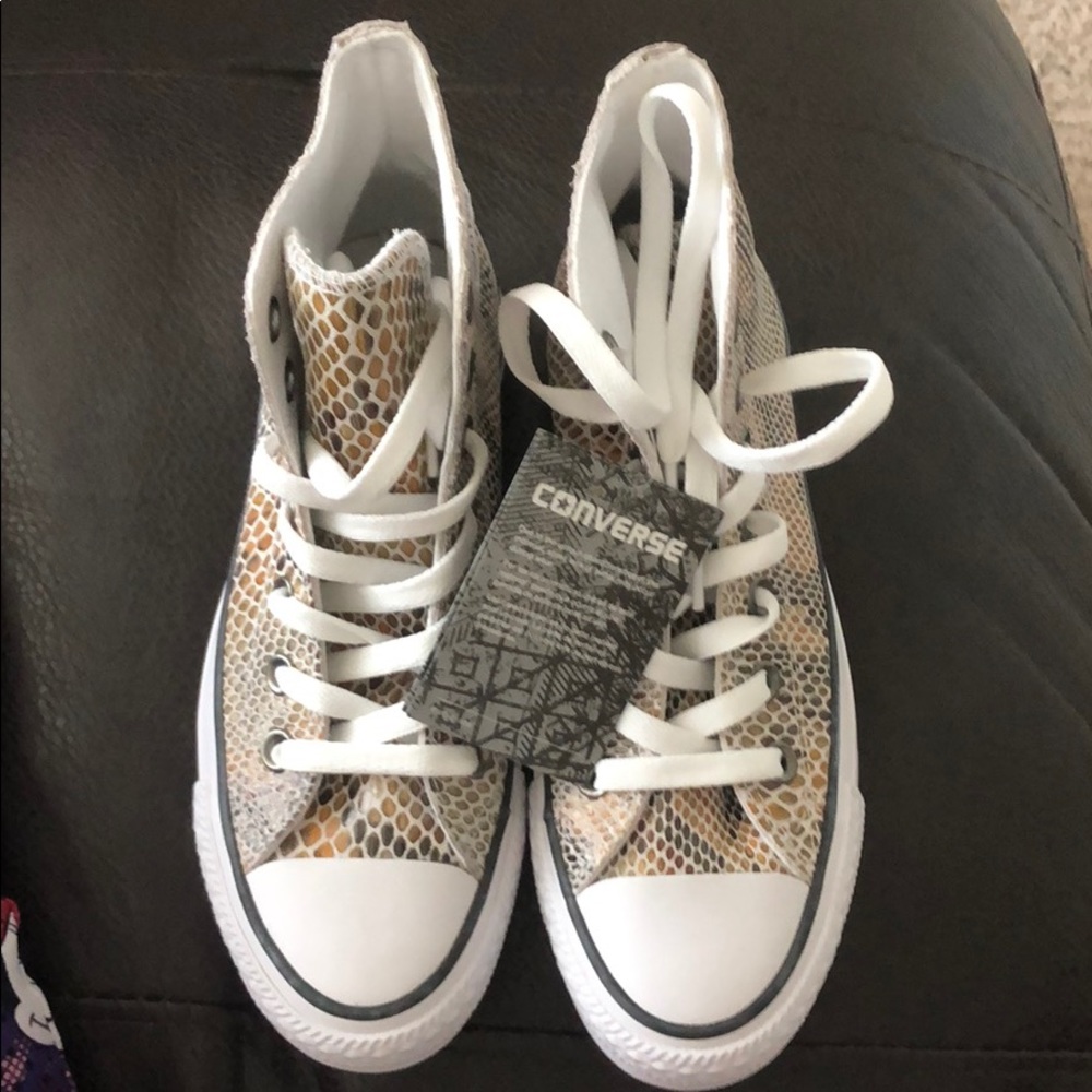 BRAND NEW Converse Sneak Skin woman size 6.